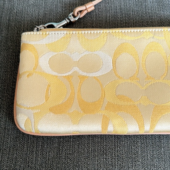 🌼💛Vintage Y2K pale yellow signature coach wristlet/wallet! 💛🌼 - Picture 10 of 12